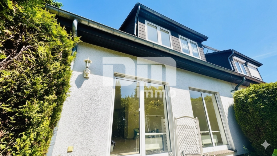 Charmantes Wohnglück - Ihr neues Zuhause mit Carport / Terrasse und großem Gartenbereich - Rückansicht